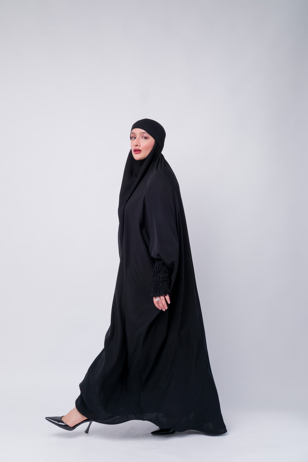 Muslim women's full-length khimar abaya in black, featuring premium fabric and gathered sleeve design