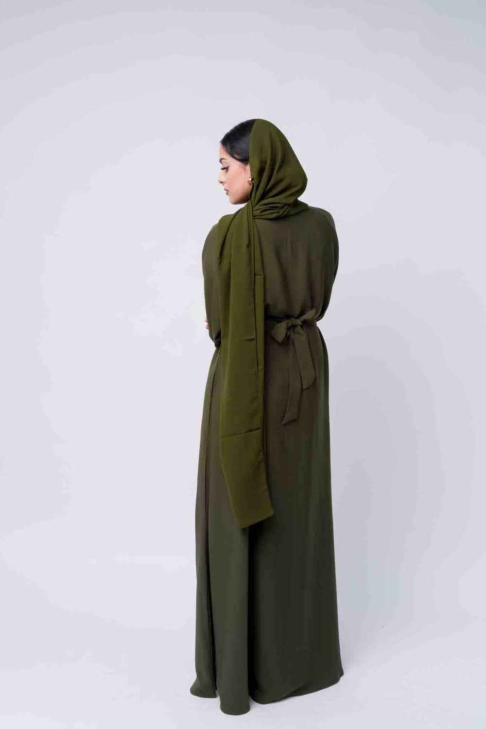 Modest olive green abaya set for women, elegant and comfortable for all seasons.
