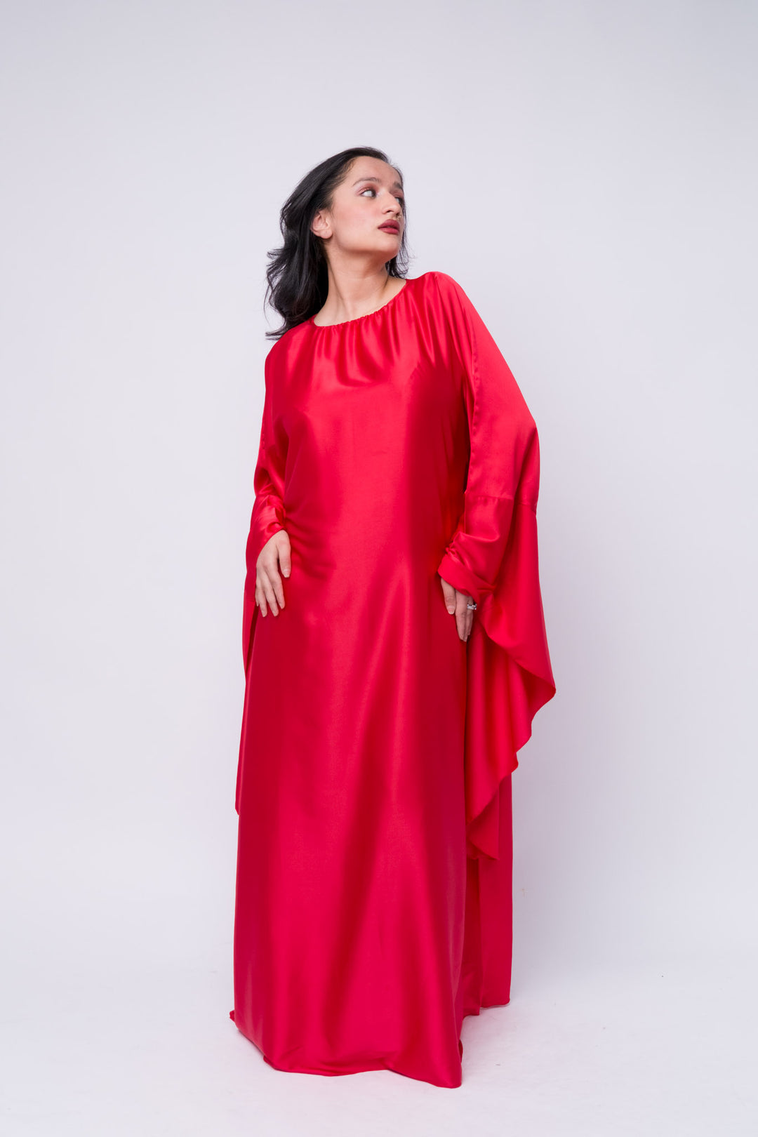 Shiny red silk-like kaftan for women – perfect for Ramadan or festive events 