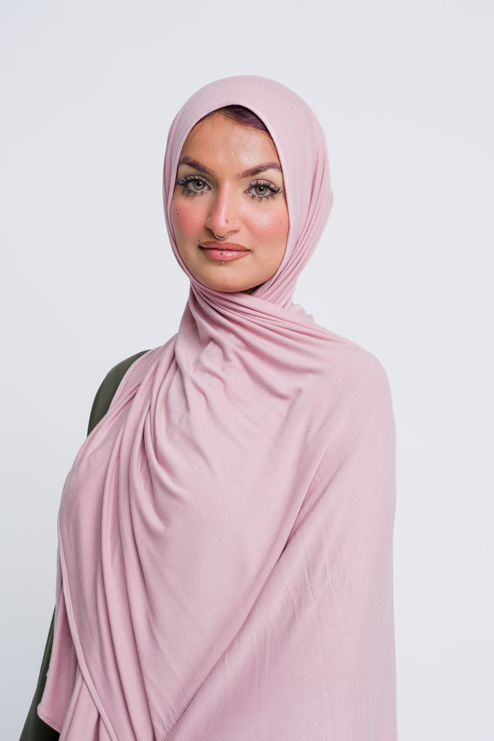 Lightweight jersey hijab in blush tone, perfect for casual elegance.