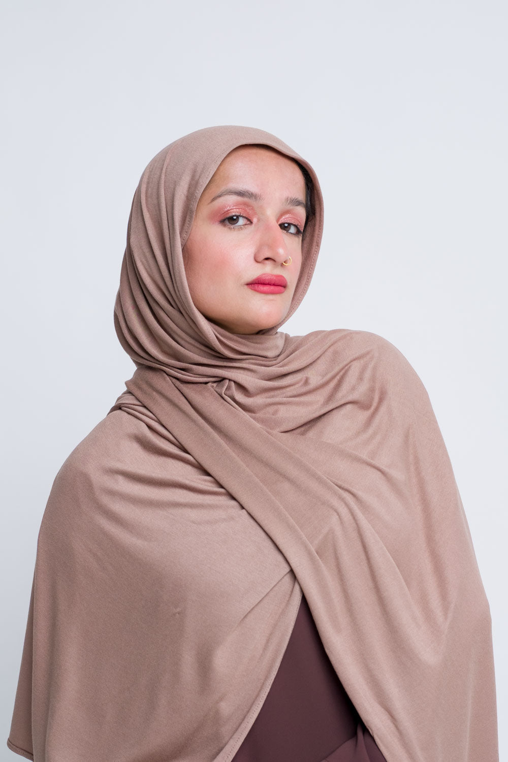 Stretchy camel hijab in jersey fabric for breathable wear.